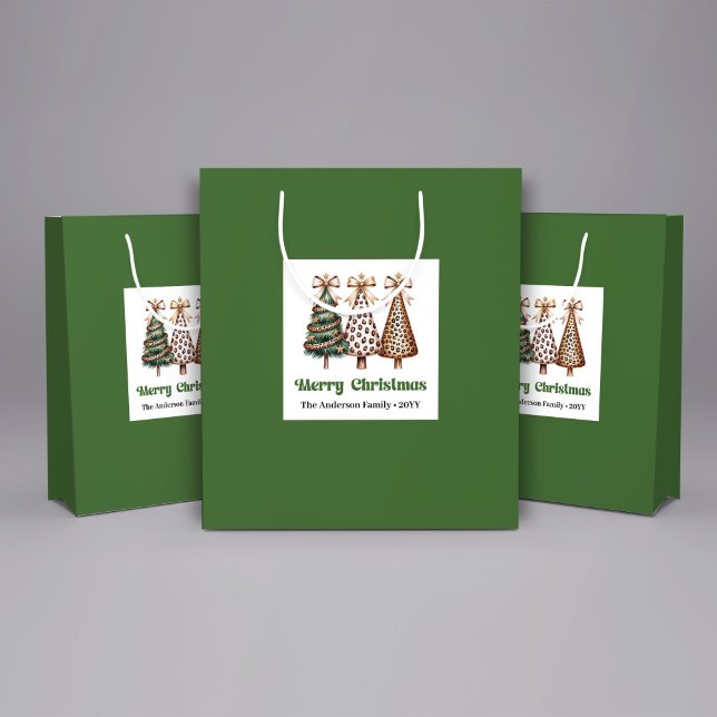 Sac Cadeau de Noël Élégant Léopard Arbre Personnal (Minimalist watercolor christmas tree gift bag with playful leopard pattern in earthy green and gold.)