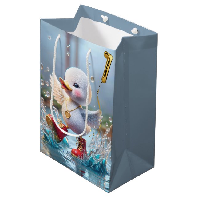 Sac Cadeau Moyen 1er anniversaire Duck Dancing In the Rain Puddle (Devant Angle)