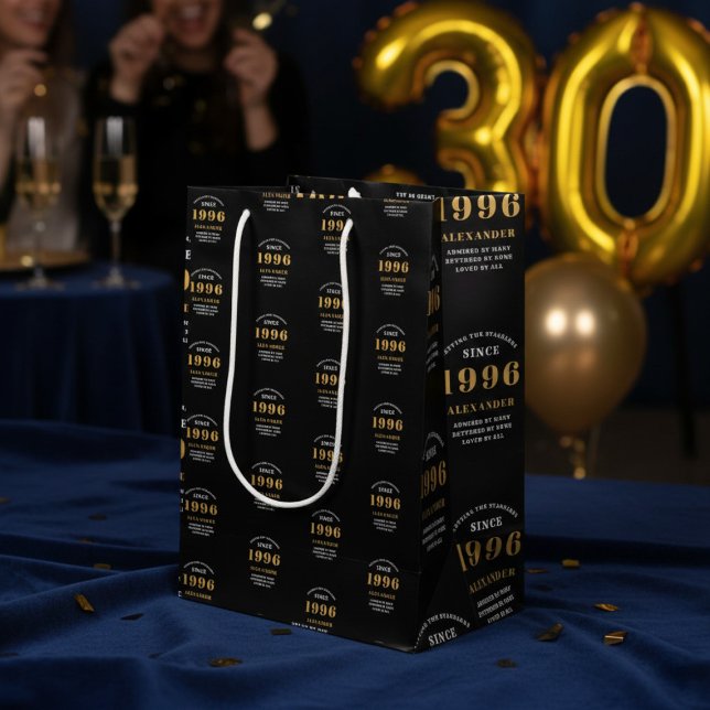 Sac Cadeau Moyen 30th Birthday 1996 Black Gold Chic Elegant (Born 1996 gift bag. Background out of focus.
)
