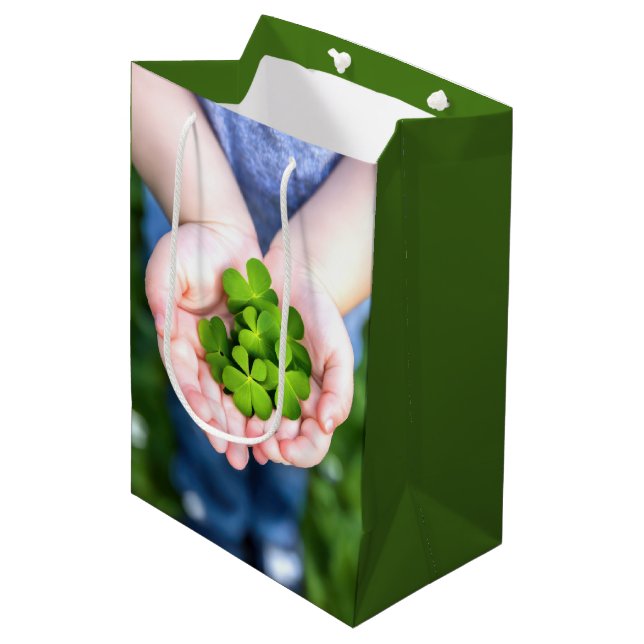 Sac Cadeau Moyen 4 Clovers de feuilles Saint-Patrick's Day (Devant Angle)