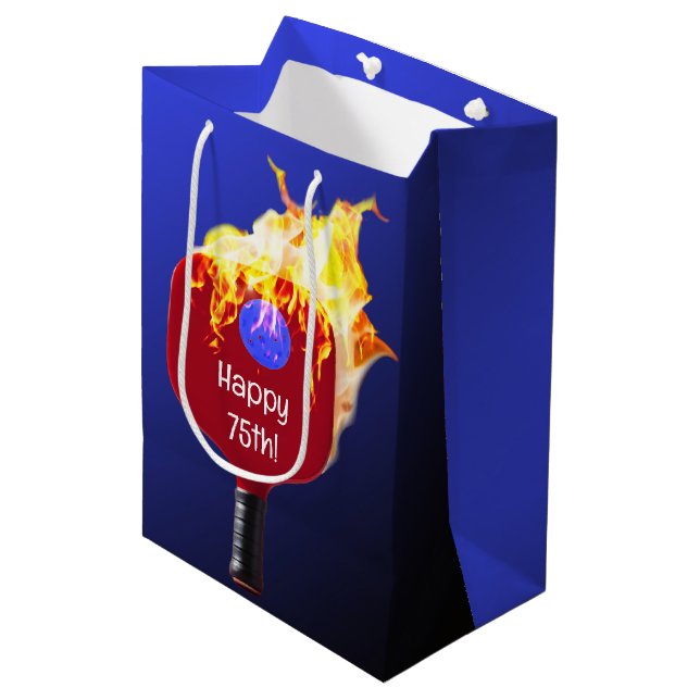 Sac Cadeau Moyen 75e anniversaire Pickleball Paddle en feu (Devant Angle)