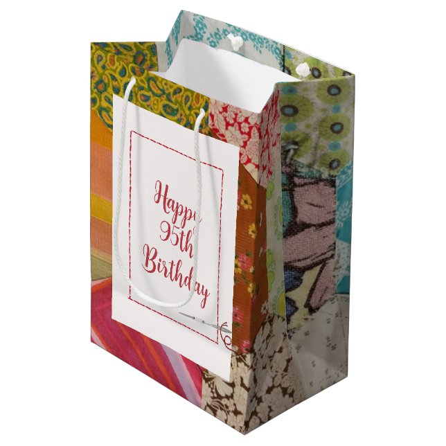 Sac Cadeau Moyen 95e anniversaire Motif de courtepointe avec aiguil (Devant Angle)