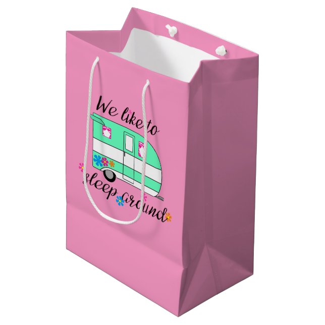 Sac Cadeau Moyen Amusement Camper / "Nous Aimons Dormir Autour" (Devant Angle)