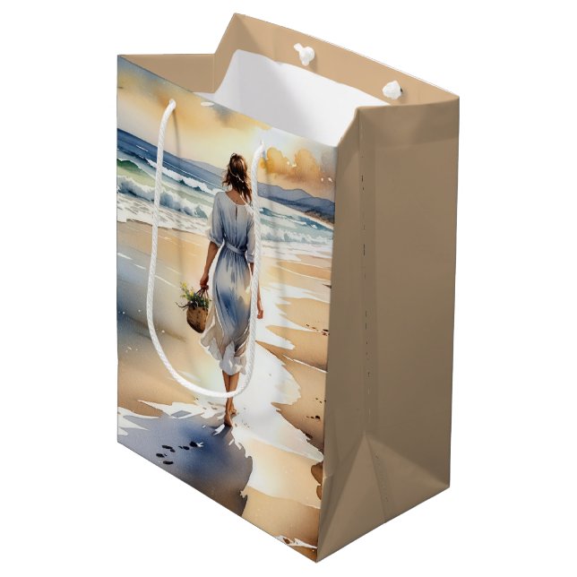 Sac Cadeau Moyen Anniversaire Femme marcher sur la plage Aquarelle (Devant Angle)