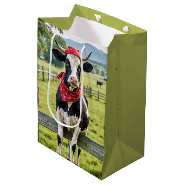 Sac Cadeau Moyen Anniversaire Holstein sur une clôture de ferme (Devant Angle)