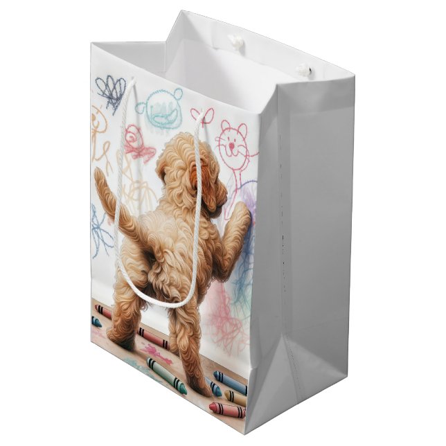 Sac Cadeau Moyen Anniversaire Labradoodé Doodé sur un mur (Devant Angle)