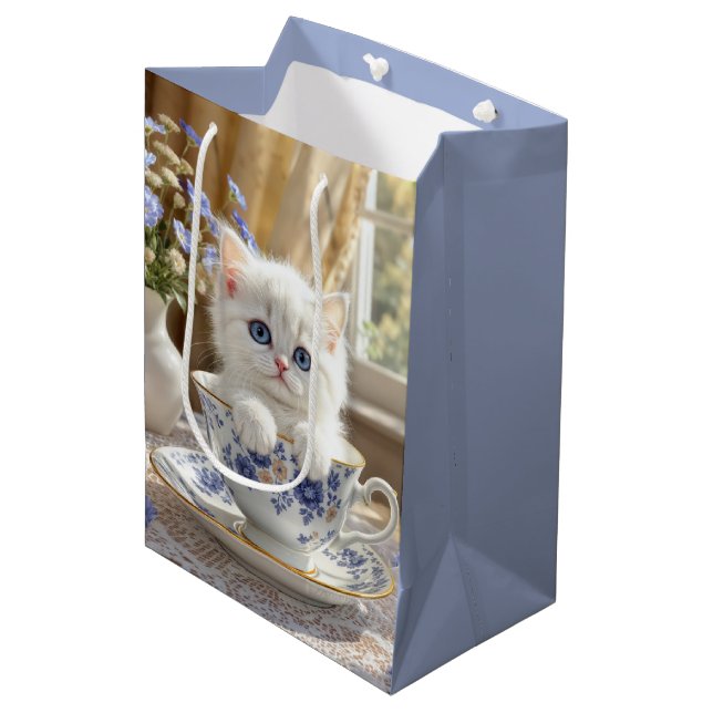 Sac Cadeau Moyen Anniversaire White Kitten dans une Teup (Devant Angle)