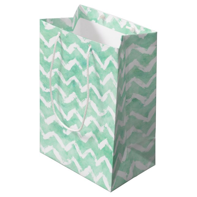 Sac Cadeau Moyen Aquarelle Chic Mint Chevron Stripes (Devant Angle)