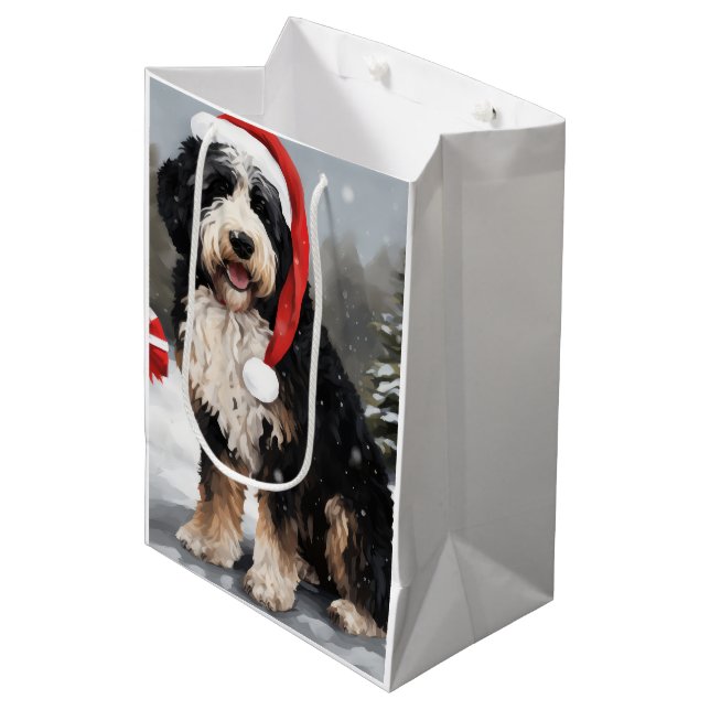 Sac Cadeau Moyen Bernedoodle Chien dans Noël de neige (Devant Angle)
