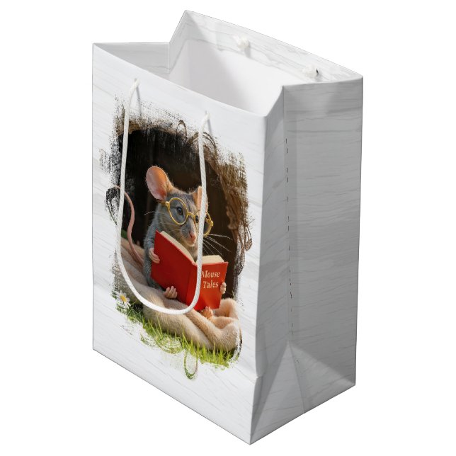 Sac Cadeau Moyen Birthday Mouse Reading a Book (Devant Angle)