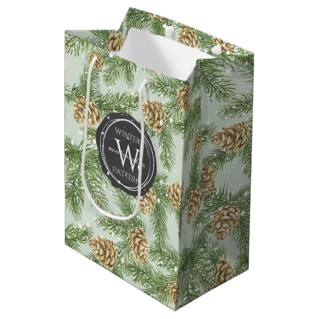 Sac Cadeau Moyen Branches de pin et cônes de pin Motif d'aquarelle (Devant Angle)