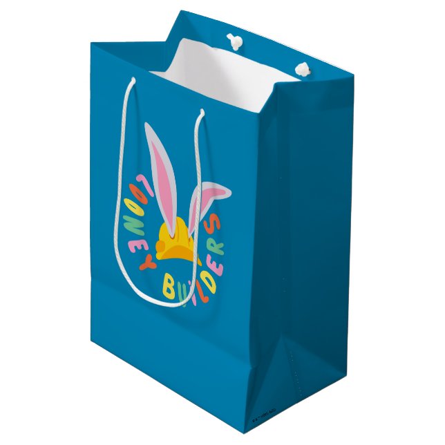 Sac Cadeau Moyen BUGS BUNNY BUILDERS™| Logo du cercle Casquette dur (Devant Angle)