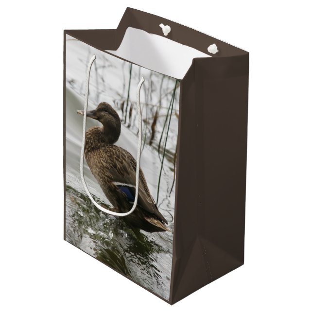Sac Cadeau Moyen Canard gris sur le lac sombre (Devant Angle)