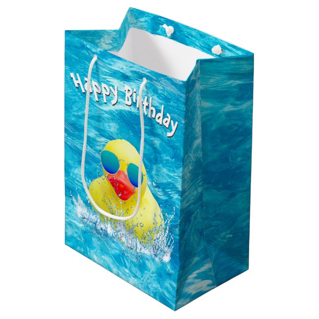 Sac Cadeau Moyen Canard Jaune Anniversaire Avec Lunettes De Soleil (Devant Angle)
