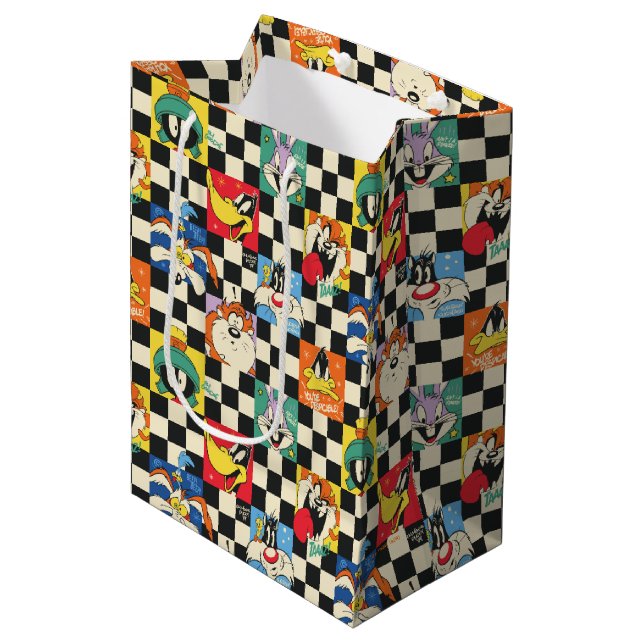 Sac Cadeau Moyen Caractères LOONEY TUNES™ sur Checker noir et blanc (Devant Angle)