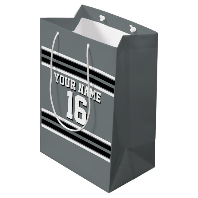 Sac Cadeau Moyen Charcoal Black Wht Team Jersey Numéro personnalisé (Dos Angle)