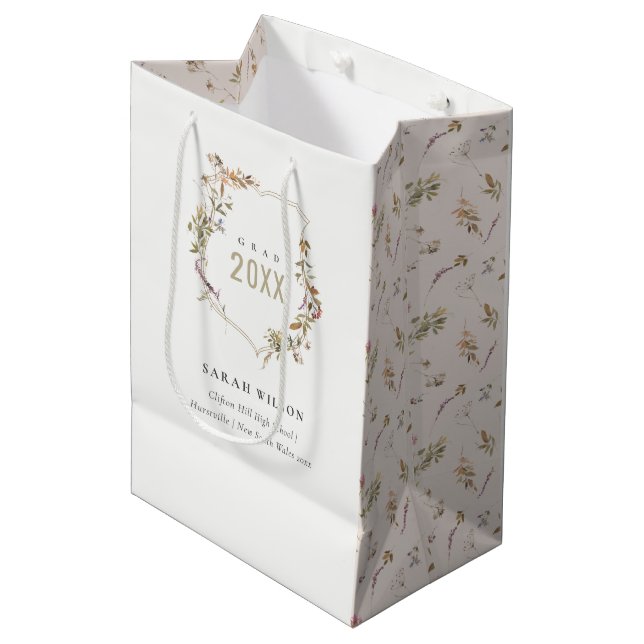 Sac Cadeau Moyen Chic Dusky Rose Blush Fleur sauvage Crest Graduati (Devant Angle)