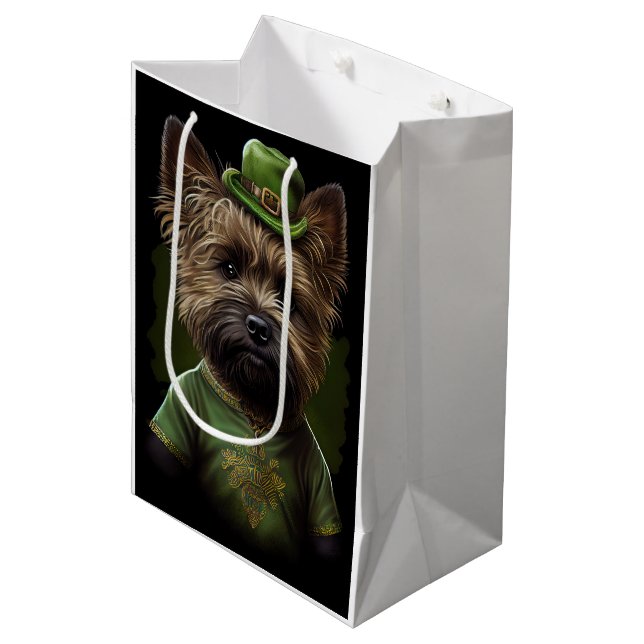 Sac Cadeau Moyen Chien de Cairn Terrier en Robe de la Saint Patrick (Devant Angle)