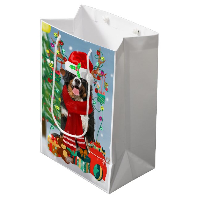 Sac Cadeau Moyen Chien de montagne bernois en neige avec cadeaux de (Devant Angle)