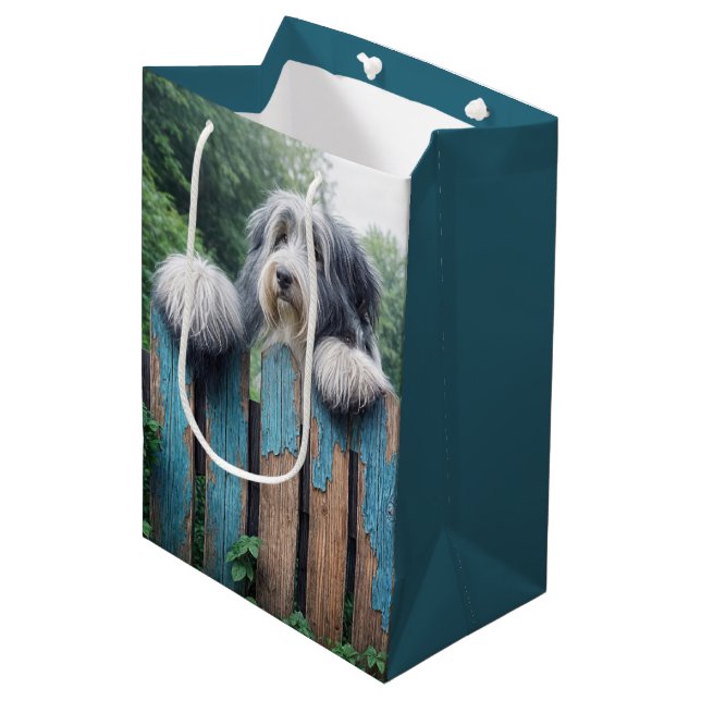 Sac Cadeau Moyen Collie barbu regardant par-dessus une clôture (Devant Angle)