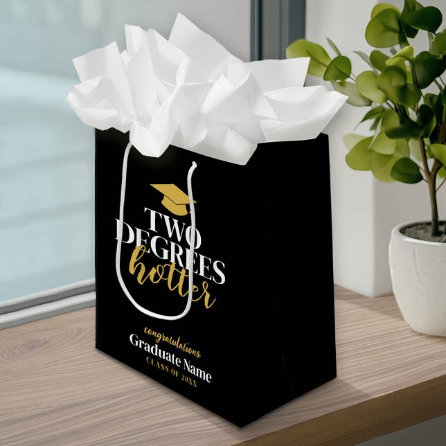 Sac Cadeau Moyen Deux degrés Hotter - Nom - Black Gold Graduation (Custom Graduation Gift Bag with a pace for the graduate's name)