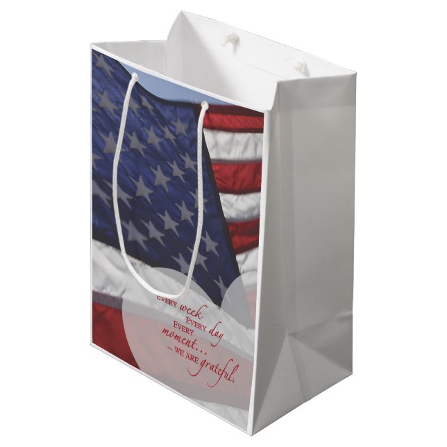 Sac Cadeau Moyen Drapeau du coeur patriotique, appréciation militai (Devant Angle)