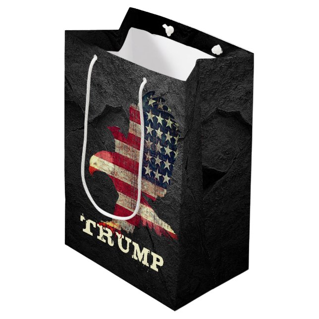 Sac Cadeau Moyen Drapeau et aigle noir Trump sur Black Rock (Devant Angle)