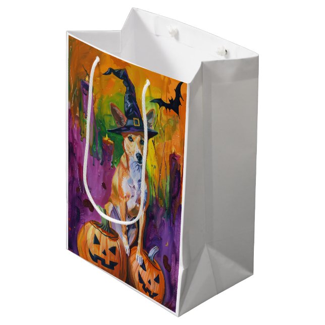 Sac Cadeau Moyen Éffrayant Basenji Halloween sorcière et Citrouille (Devant Angle)