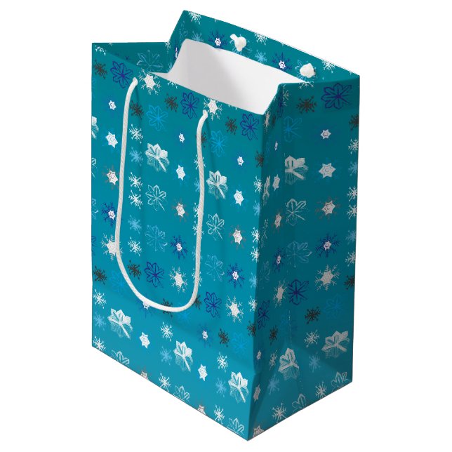 Sac Cadeau Moyen Elégant turquoise et blanc, étoiles et flocons de  (Devant Angle)