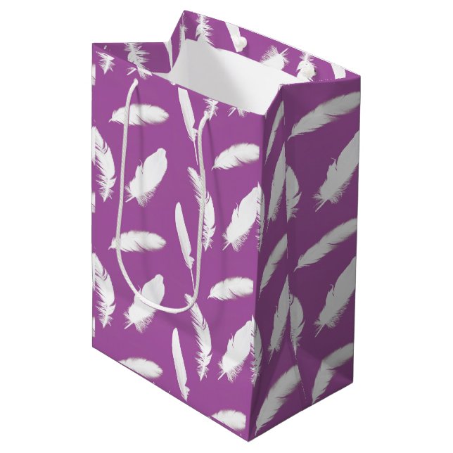 Sac Cadeau Moyen Empreinte de plumes blanches sur améthyste violet (Devant Angle)