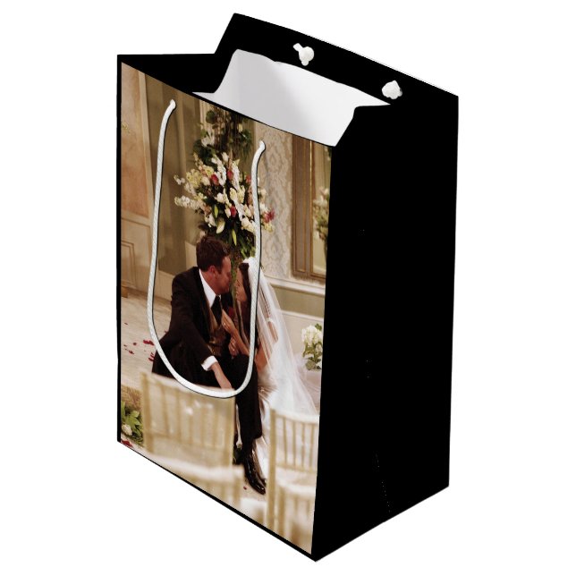 Sac Cadeau Moyen FRIENDS™ | Chandler et Monica mariées (Devant Angle)