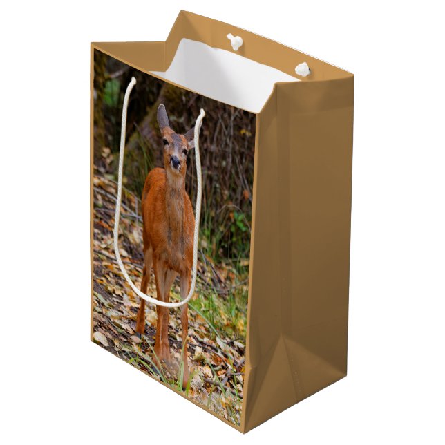 Sac Cadeau Moyen Funny Young Blacktail Deer sourit à un photographe (Devant Angle)