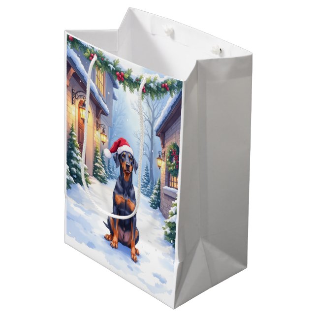 Sac Cadeau Moyen German Pinscher Snowy Courtyard Santa Hat (Devant Angle)