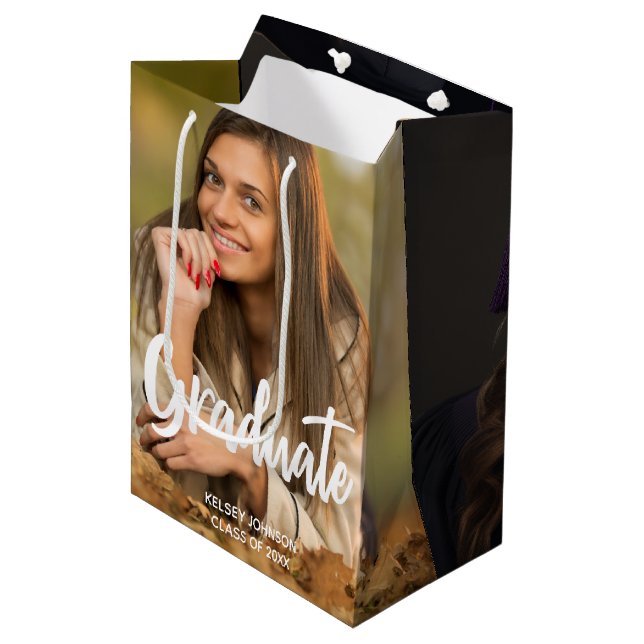 Sac Cadeau Moyen Graduate Photo Bold Script personnalisé Graduation (Devant Angle)