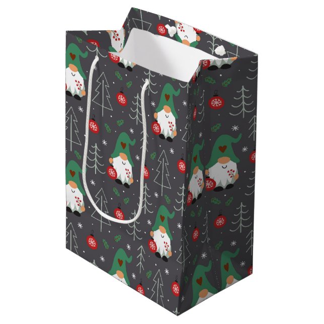 Sac Cadeau Moyen Green Gnome Arbre de Noël Motif (Devant Angle)