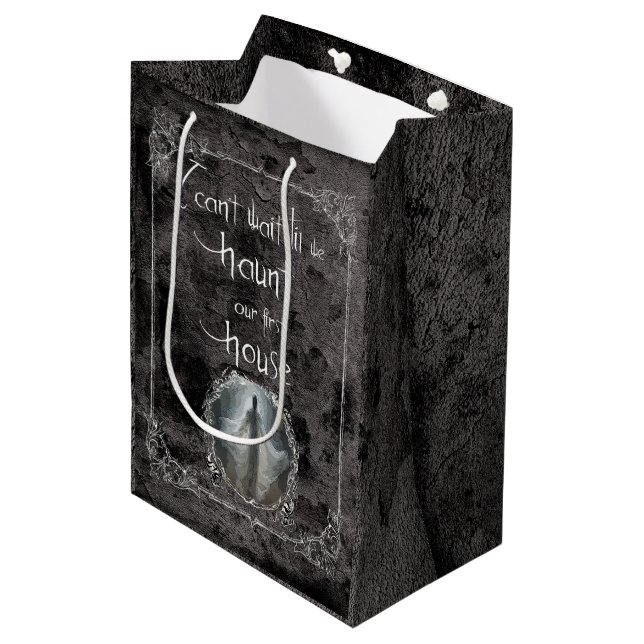 Sac Cadeau Moyen Haunt Notre Première Maison (Devant Angle)