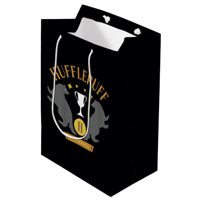 Sac Cadeau Moyen HUFFLEPUFF™ Badger and Cup House Pride Graphisme (Devant Angle)
