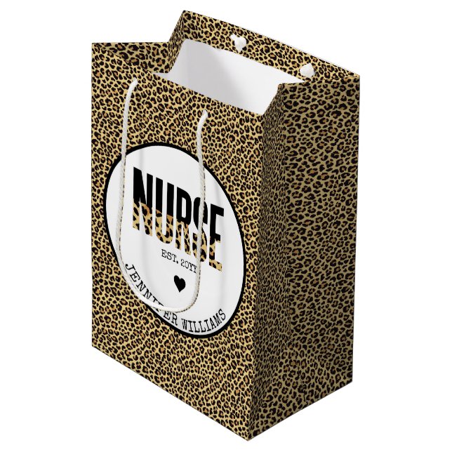 Sac Cadeau Moyen Infirmière personnalisée Est Cheetah RN Graduation (Devant Angle)