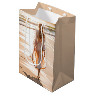 Sac Cadeau Moyen Jeune femme marchant sur la plage