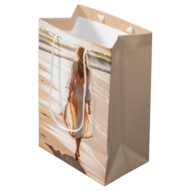 Sac Cadeau Moyen Jeune femme marchant sur la plage (Devant Angle)
