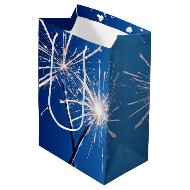 Sac Cadeau Moyen Jour d'anniversaire Sparklers sur le bleu (Devant Angle)