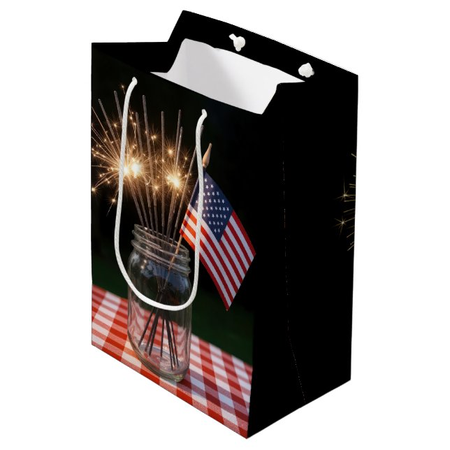 Sac Cadeau Moyen Joyeux Anniversaire Étoincelles avec Drapeau Améri (Devant Angle)