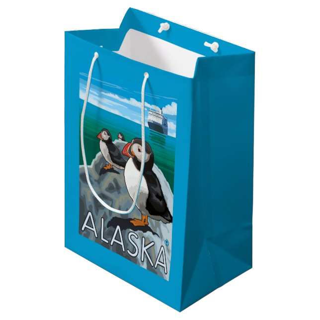 Sac Cadeau Moyen Macareux observant un bateau de croisière (Devant Angle)