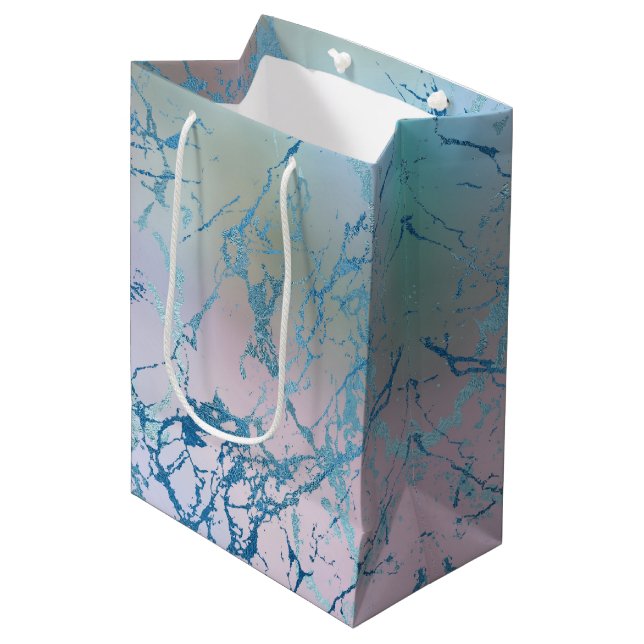 Sac Cadeau Moyen Marbre iridescent | Faux bleu rose holographique t (Devant Angle)