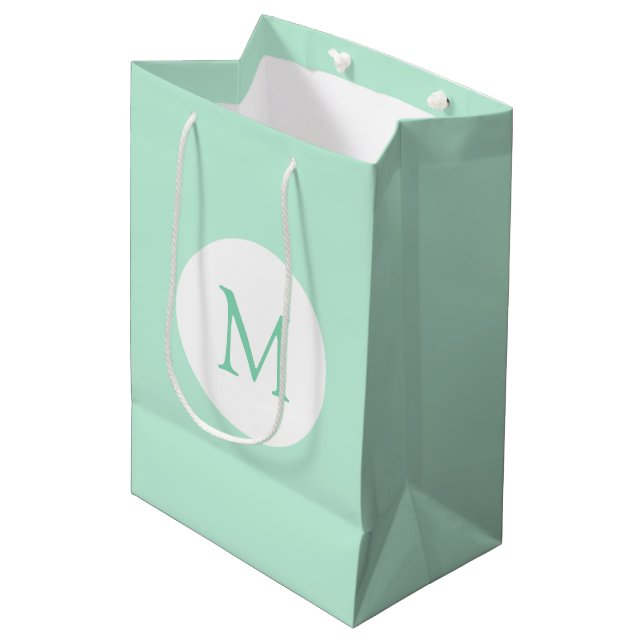 Sac Cadeau Moyen Moderne Elégant Mint Vert couleur Monogramme Modèl (Devant Angle)