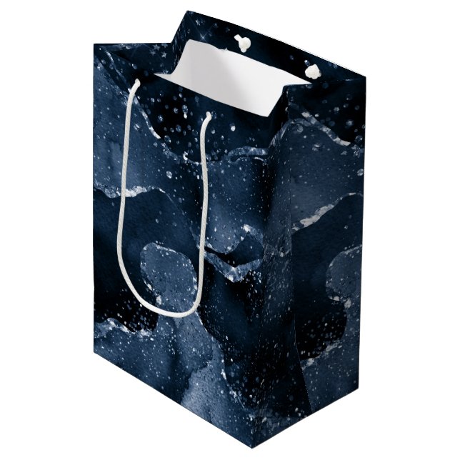 Sac Cadeau Moyen Moody Agate | Marine Denim Steel Blue Faux Parties (Devant Angle)