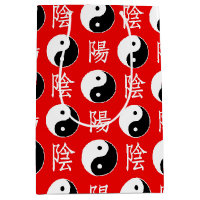 Motif Yinyang chinois sur fond rouge