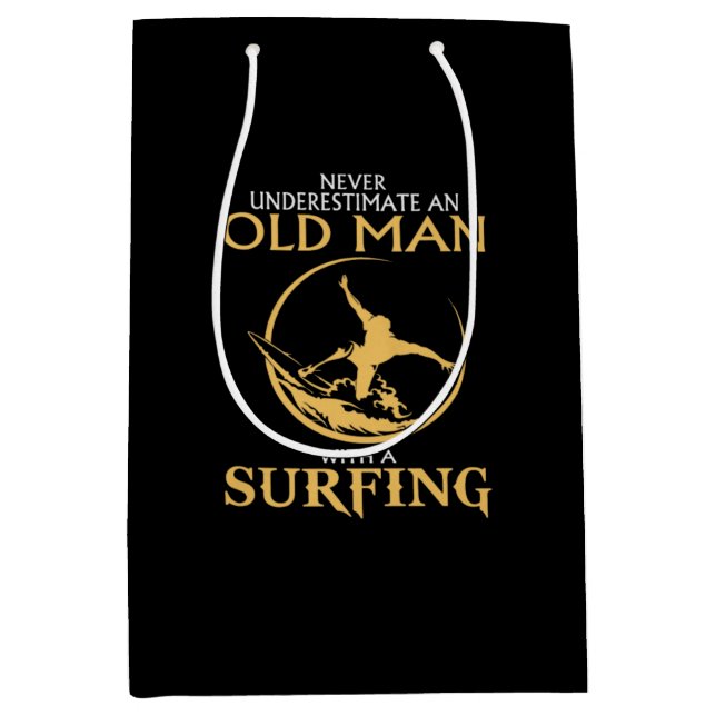 Sac Cadeau Moyen Ne Sous-Estimez Jamais Un Vieux Homme Avec Surf (Devant)
