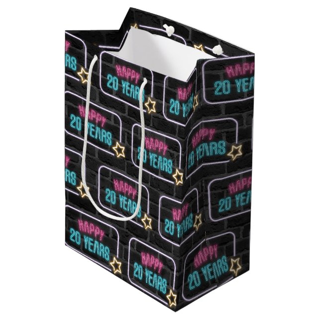 Sac Cadeau Moyen Neon 20th Birthday Sign On Brick (Devant Angle)