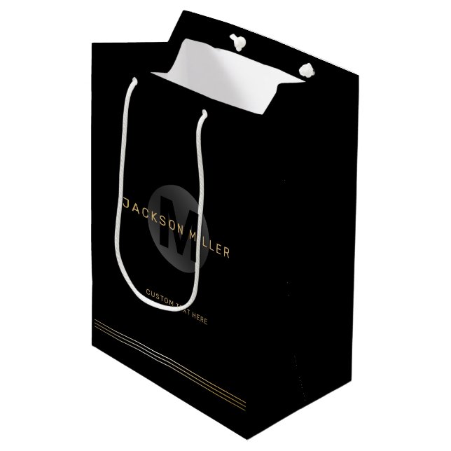 Sac Cadeau Moyen Noir & or moderne simple personnalisé monogramme (Devant Angle)
